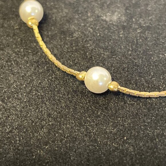 Gold Tone Bracelet with 3 Faux Pearls Elegant 7 inch Lobster Clasp - Picture 5 of 7